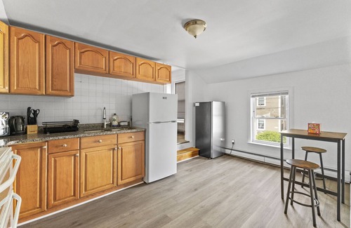 Malden Maison | Cozy 6 bedroom Entire house in Malden with free parking and WIndow AC