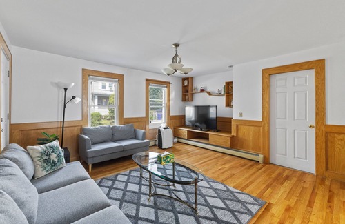 Malden Maison | Cozy 6 bedroom Entire house in Malden with free parking and WIndow AC