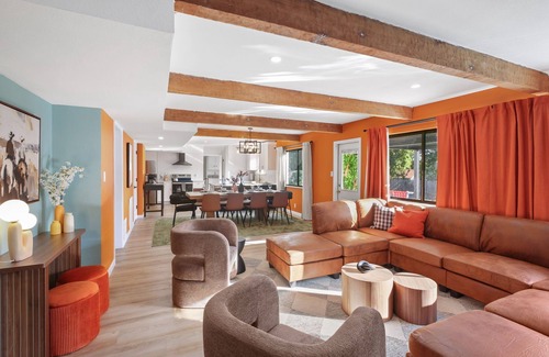 Castle Hills Maison | Cozy 6-bedroom house with Pool, Game Room, Fire Pit ,Hot Tub, Mini Golf