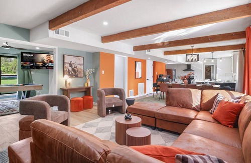 Castle Hills Maison | Cozy 6-bedroom house with Pool, Game Room, Fire Pit ,Hot Tub, Mini Golf