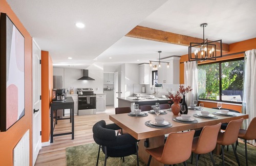 Castle Hills Maison | Cozy 6-bedroom house with Pool, Game Room, Fire Pit ,Hot Tub, Mini Golf