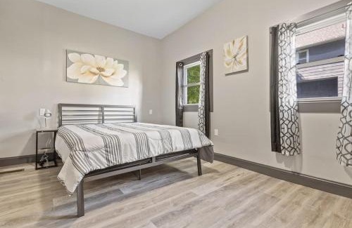 Downtown Niagara Falls Maison | Cozy 6BR 2 Bath close to Falls & Casino
