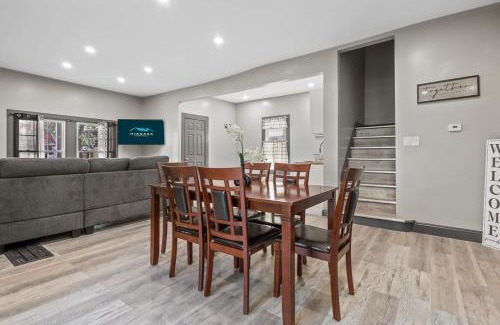 Downtown Niagara Falls Maison | Cozy 6BR 2 Bath close to Falls & Casino