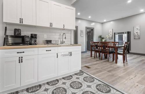 Downtown Niagara Falls Maison | Cozy 6BR 2 Bath close to Falls & Casino