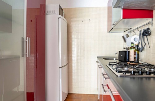 Corno Appartement | Cozy 80 sqm apartment located on the first floor of a building with a lift, ideal for hosting up to 6 people.Located in Garda, the accommodation boasts a strategic position: the beach is just a 2-minute walk away, while the city center can be easily reac