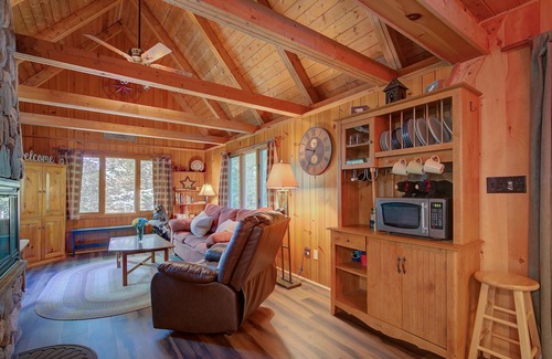 Alton Bay Maison | Cozy A-frame Cabin- Walk to Hills pond/Sunset lake- 20 mins to gunstock