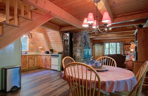 Alton Bay Maison | Cozy A-frame Cabin- Walk to Hills pond/Sunset lake- 20 mins to gunstock