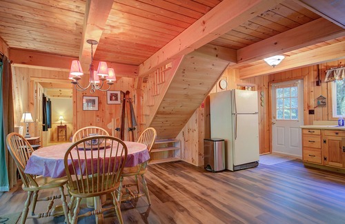 Alton Bay Maison | Cozy A-frame Cabin- Walk to Hills pond/Sunset lake- 20 mins to gunstock
