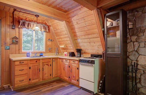 Alton Bay Maison | Cozy A-frame Cabin- Walk to Hills pond/Sunset lake- 20 mins to gunstock