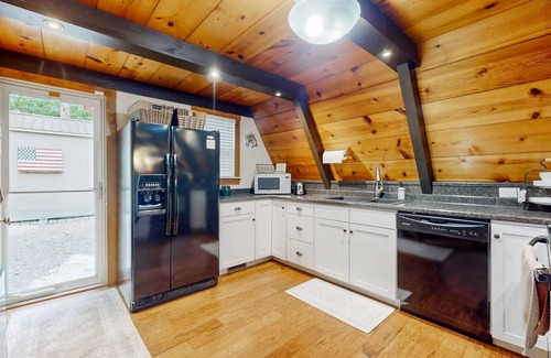 Flat Hollow Marina Maison | Cozy A-frame home with fire pit, deck, pickleball court, and covered boat slip