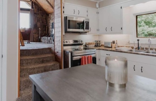 North Brookhaven Cabine | Cozy A-frame in North Georgia mountains with NEW hot tub