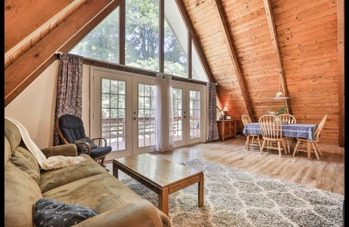 Locke Lake Colony Maison | Cozy A-frame. Walk to lake. Skiing, snowmobiling, ice fishing. Gunstock Mtn.