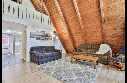 Locke Lake Colony Maison | Cozy A-frame. Walk to lake. Skiing, snowmobiling, ice fishing. Gunstock Mtn.