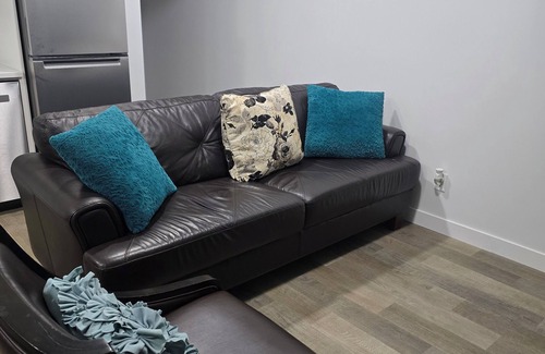 Calgary Appartement | Cozy Airport Retreat | 2BR Suite Near Shops/Malls & Parks