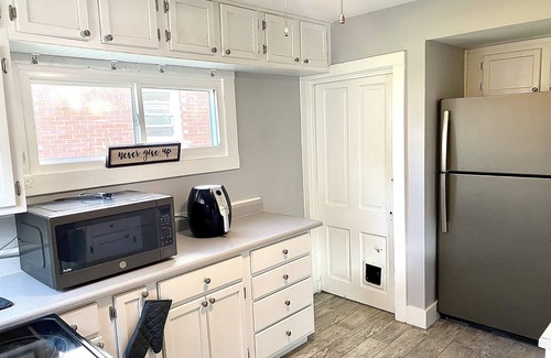 Alton Appartement | Cozy Alton Apartment. Quiet Neighborhood, but close enough to a lot of fun!
