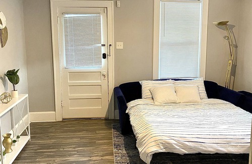 Alton Appartement | Cozy Alton Apartment. Quiet Neighborhood, but close enough to a lot of fun!