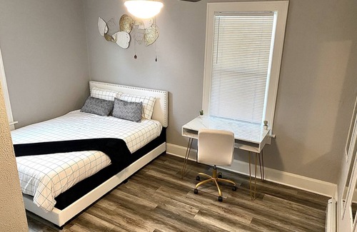 Alton Appartement | Cozy Alton Apartment. Quiet Neighborhood, but close enough to a lot of fun!