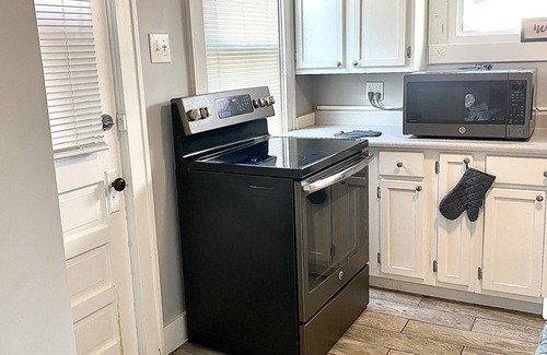 Alton Appartement | Cozy Alton Apartment. Quiet Neighborhood, but close enough to a lot of fun!