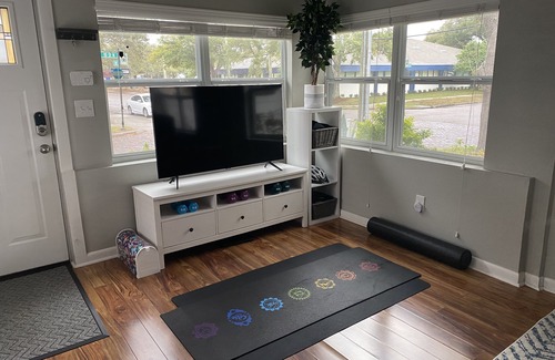 Historic Uptown Maison | ** Cozy and Clean Luxury Bungalow close to Beach and Downtown St. Petersburg **