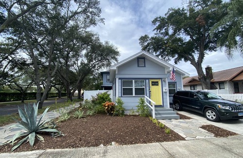Historic Uptown Maison | ** Cozy and Clean Luxury Bungalow close to Beach and Downtown St. Petersburg **