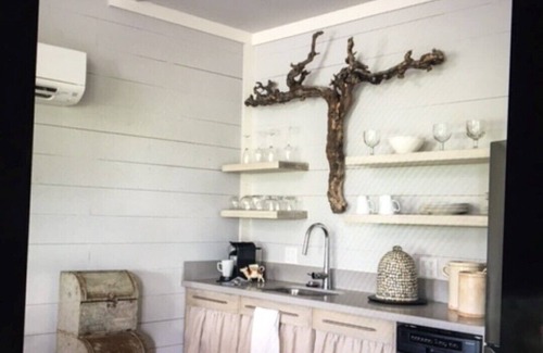 Burton Maison | Cozy and comfortable one bedroom with kitchen and with pasture view.