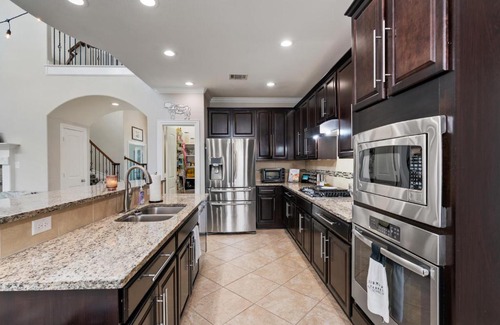 Pflugerville Maison | Cozy and Fun Luxury Family Home!