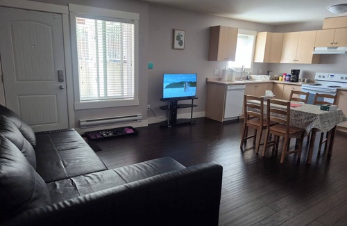 Guildford Maison | Cozy and Homey 2 BR Suite, 5 minutes to Highway 1 entrance.