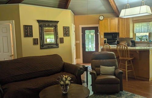 Rowland Cabine | Cozy and private cabin getaway with fireplace