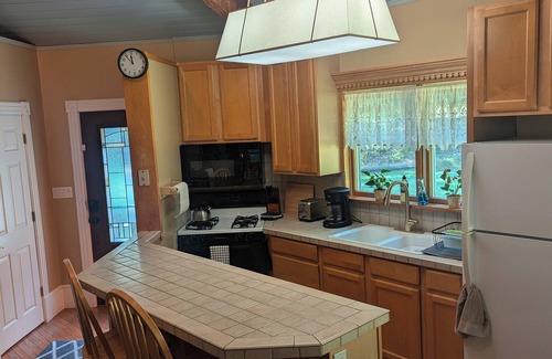 Rowland Cabine | Cozy and private cabin getaway with fireplace