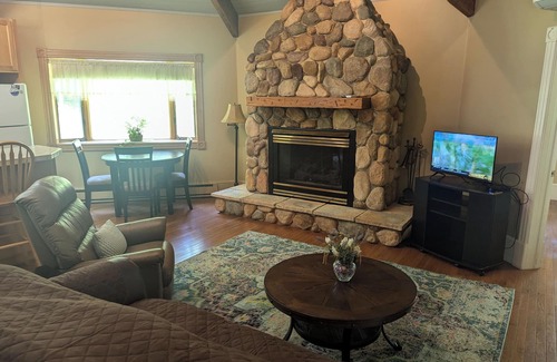 Rowland Cabine | Cozy and private cabin getaway with fireplace
