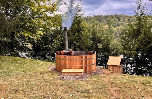 Croghan Maison | Cozy and private lakefront cabin -- perfect for large groups & family reunions!