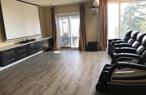 Signal Hill Maison | Cozy and Quiet Room with Private Bathroom