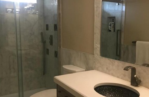 Signal Hill Maison | Cozy and Quiet Room with Private Bathroom
