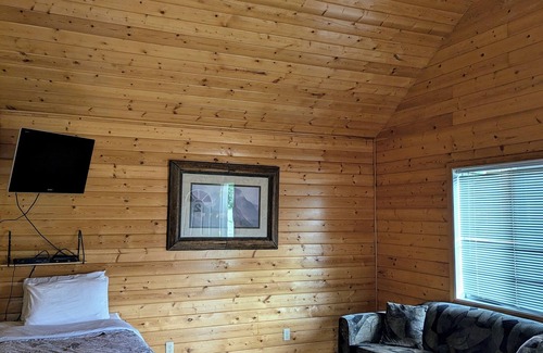 McBride Cabine | Cozy and Relaxing Getaway Cabin #2