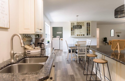 Halifax Maison | Cozy and secluded getaway with hot tub & fireplace