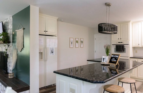 Halifax Maison | Cozy and secluded getaway with hot tub & fireplace
