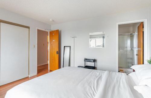 Berkeley Appartement | Cozy and Secure 3-Bedroom, 2-Bath Unit with 6 Beds and Beautiful Bay View