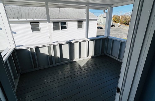 Pawtucket Appartement | Two-bedroom apartment located near Providence and short drive to Boston