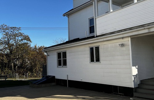 Pawtucket Appartement | Two-bedroom apartment located near Providence and short drive to Boston