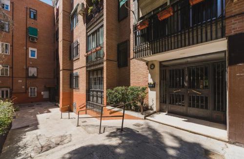 Moncloa-Aravaca Maison | Cozy and Stylish Room with Natural Light and Vibrant Decor