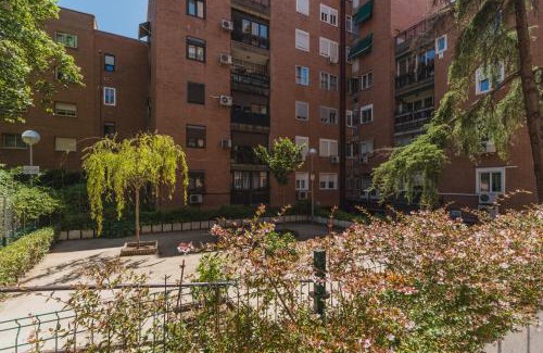 Moncloa-Aravaca Maison | Cozy and Stylish Room with Natural Light and Vibrant Decor