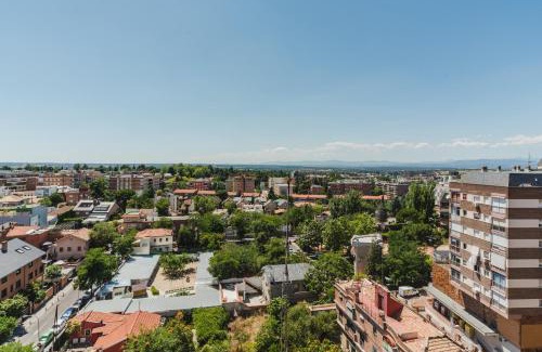 Moncloa-Aravaca Maison | Cozy and Stylish Room with Natural Light and Vibrant Decor
