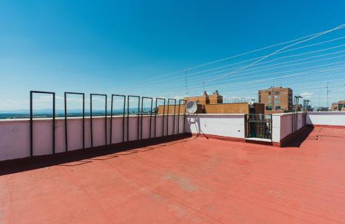 Moncloa-Aravaca Maison | Cozy and Stylish Room with Natural Light and Vibrant Decor