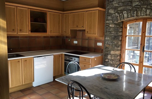 Biescas Maison | Casa Rural Biescas confortable et ensoleillé avec des chimineas,