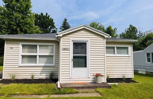 Lake Erie Beach Maison | Cozy Angola Cottage by the Beach
