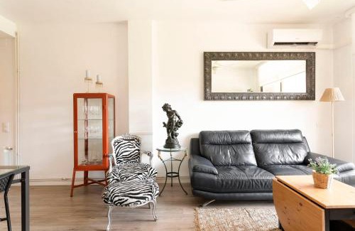 L'Hospitalet de Llobregat Appartement | Cozy Apartment near Fira Gran Via with AC