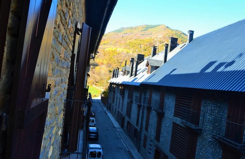 Esterri D'Aneu Appartement | Cozy apartment with a big fireplace