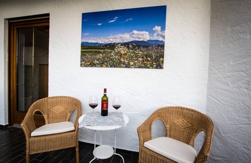 Rimsting Appartement | Appartement confortable dans un endroit très calme avec terrasse. Poêle en faïence près de Chiemsee