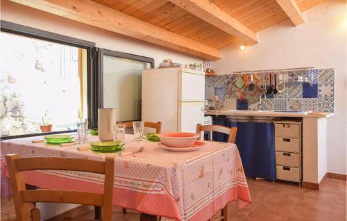 Tusa Appartement | Cozy Apartment In Tusa With Kitchen