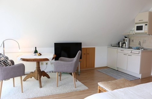 Sommerach Appartement | Appartement confortable avec un petit balcon romantique avec vue sur la tonnelle à vin